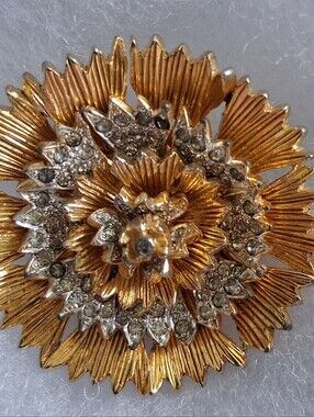 Vtg Nettie Rosenstein Gold Tone And Rhinestone Flower Brooch